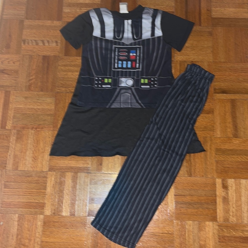 Star Wars pajama set size 8 the pajama top has removable cape